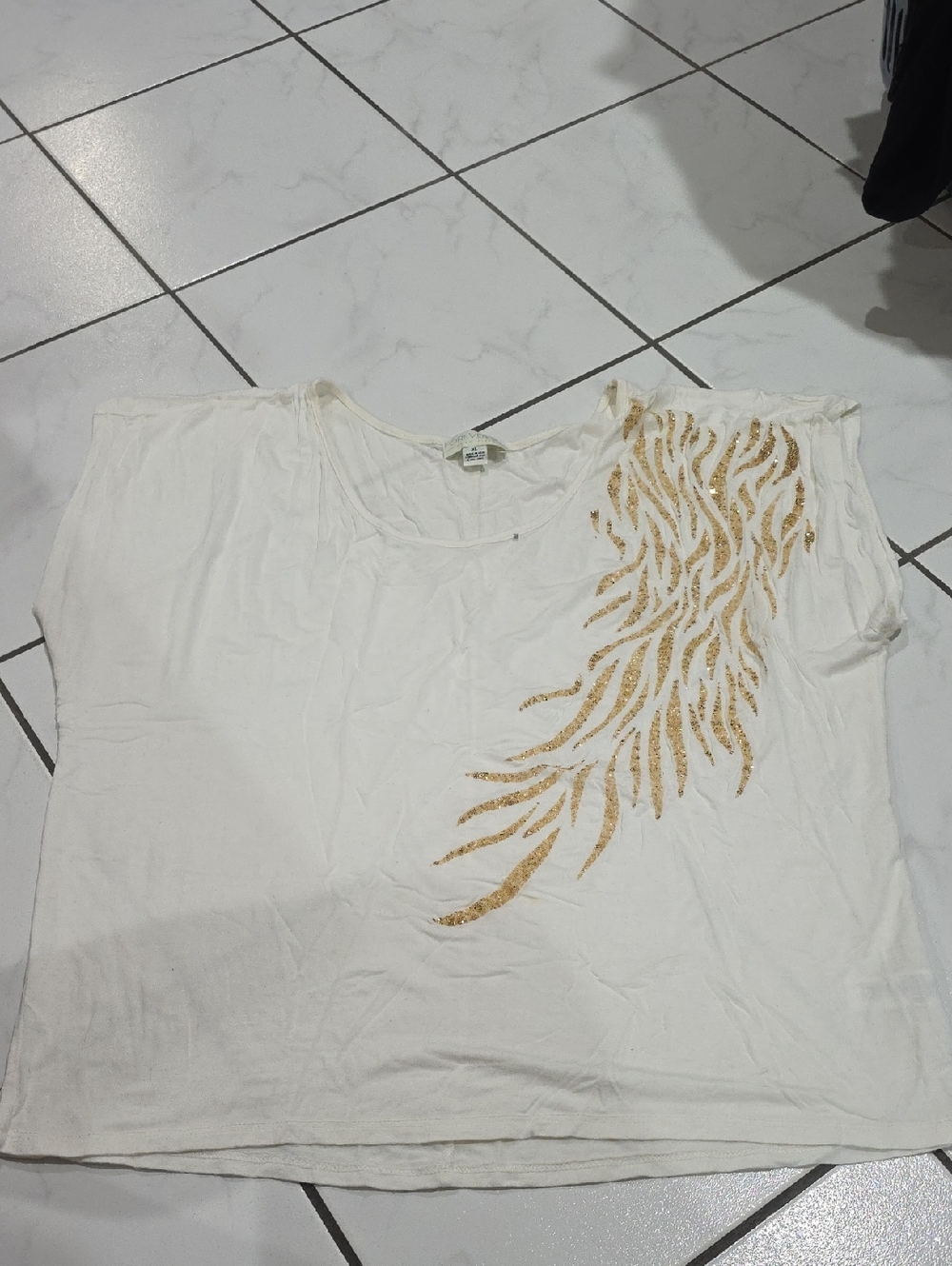 Forever 21 White Short Sleeve Tee with Gold Leaf Design